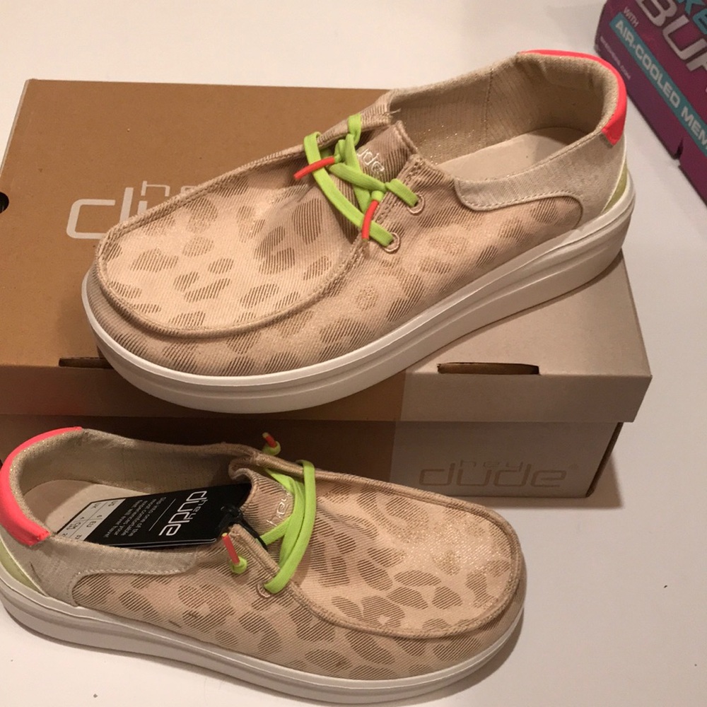 NWT HEY DUDES WENDY RISE LEOPARD NEON BEIGE 6 37 slip on shoes